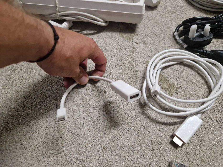 Zestaw kabli i akcesoriów – około 100 sztuk