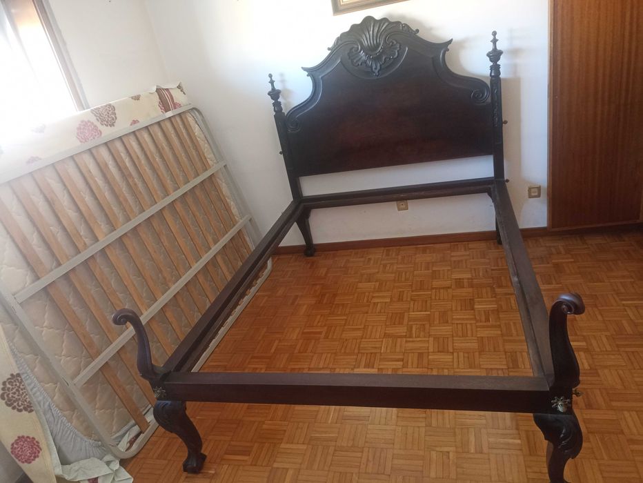 Cama antiga em madeira maciça