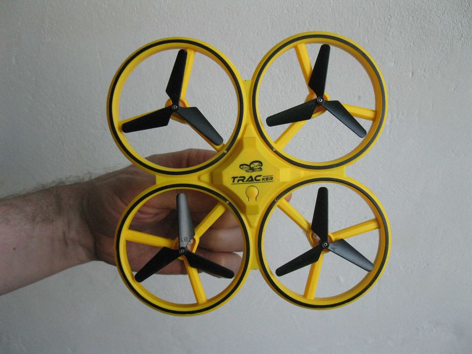 Дрон квадрокоптер Tracker на керуванні жестами від руки