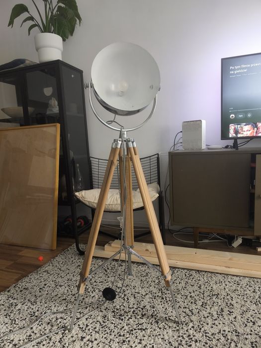 Lampa na trójnogu