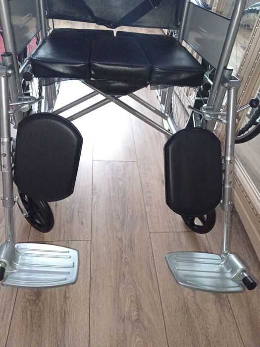 Інвалідний візок з високою спинкою та санітарним оснащення. Стан:новий