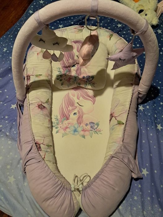 Кокон з дугою та іграшками