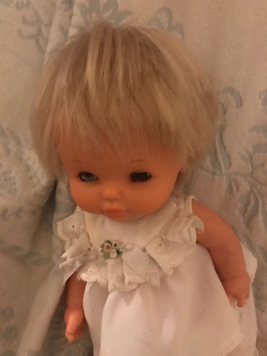 Boneca anos 70 em bom estado