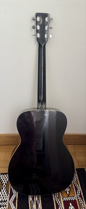 Guitarra acústica Maison com estojo incluído.