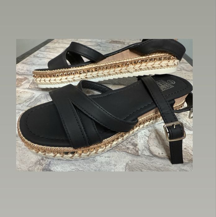 Czarne sandały damskie na ozdobnej koturnie , nowe, rozmiar 10 40/41