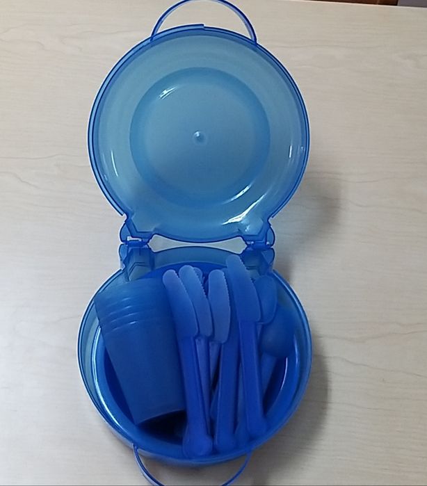 Pratos, copos  e talheres