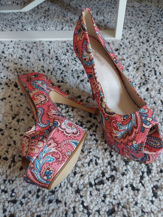 Sapatos de salto alto com plataforma