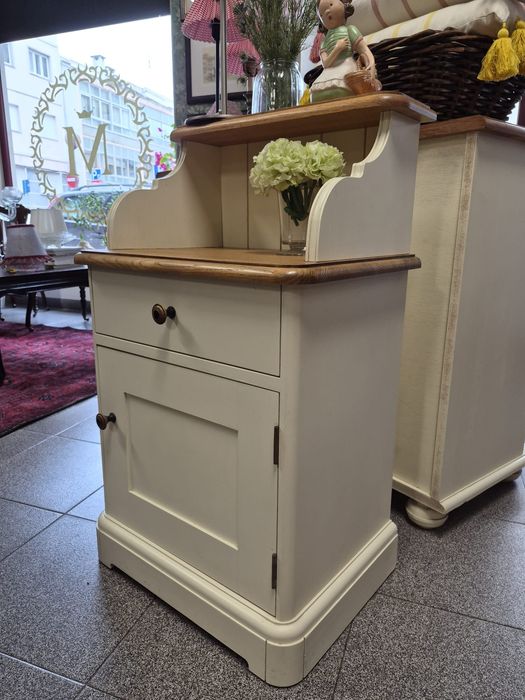 Mesa de cabeceira lacada.