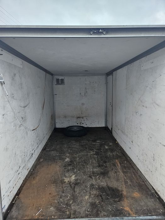 Przyczepka samochodowa zamknięta