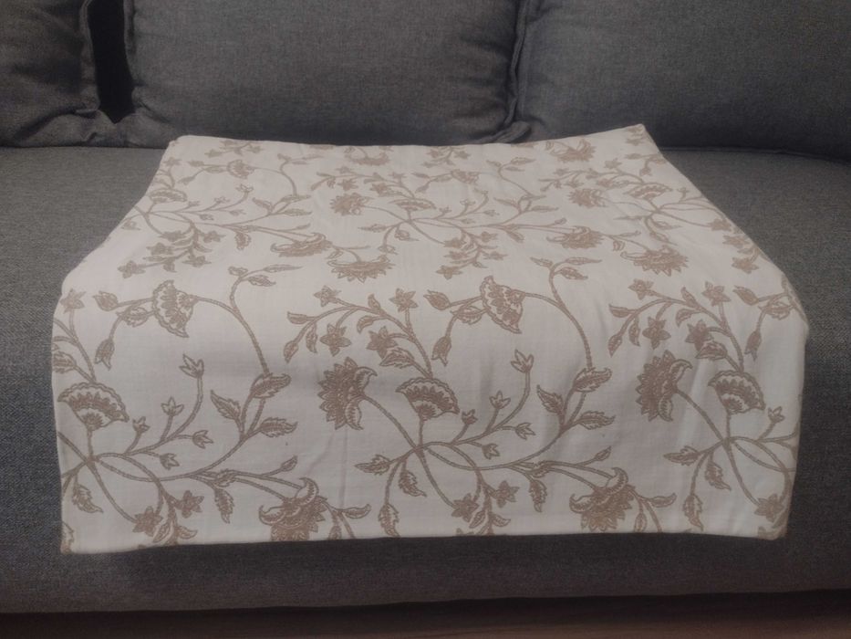 Narzuta kremowa w roślinne wzory