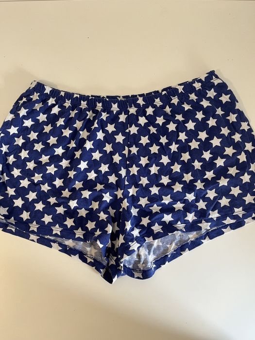 Calções azuis com estrelas