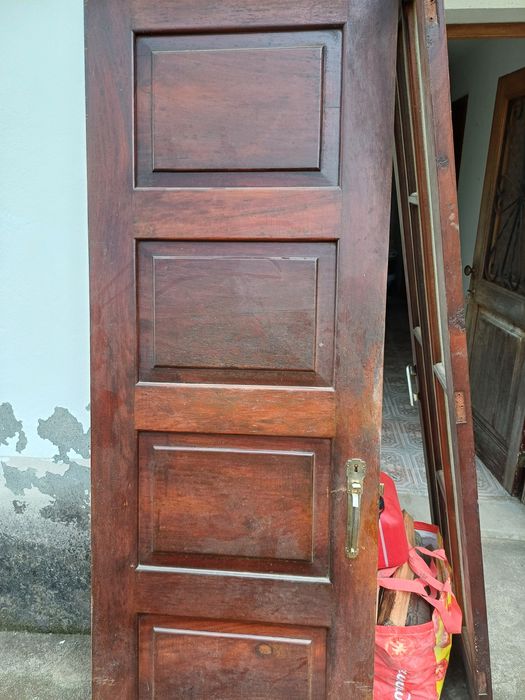 Vendo portas de madeira maciça em Mogno almofadadas.