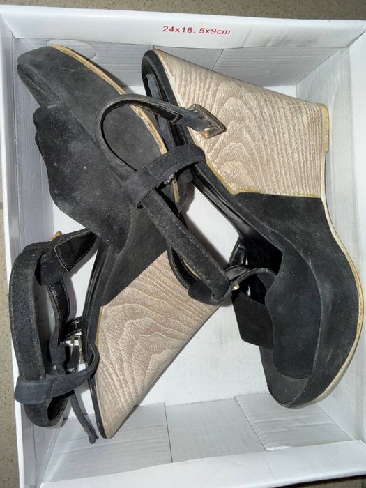 Чорні босоніжки на танкетці