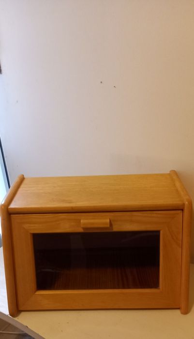 Caixa de pão em madeira com porta em vidro transparente