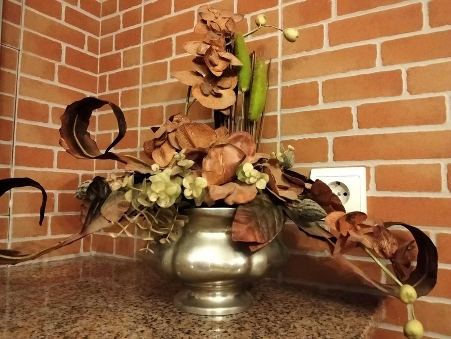 Vendo arranjo artificial em floreira de estanho puro