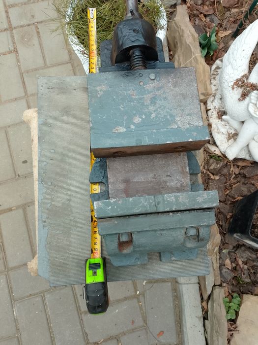 Тиски слесарные, станочные.