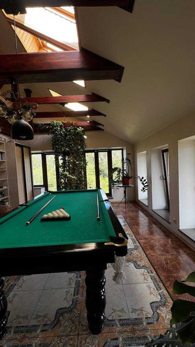 Унікальний будинок з власним парком і озером