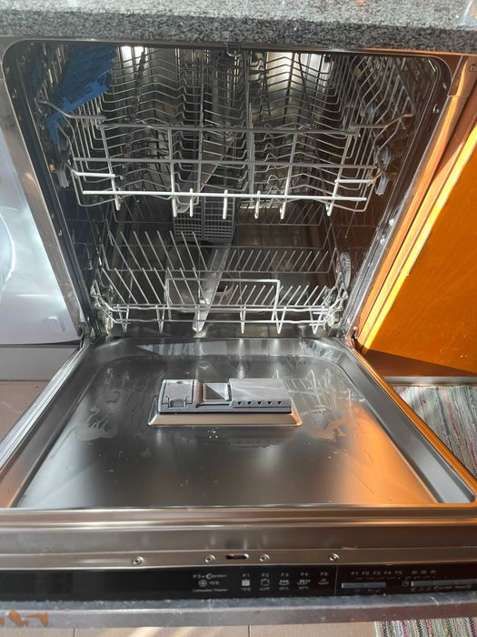 Máquina da loiça de encastrar Candy a funcionar mas com fuga de água