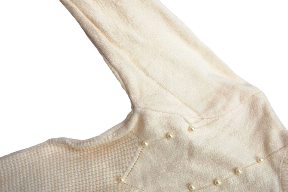 Sweter damski z wełną 34 XS ecru kremowobiały z perłami, perły vintage