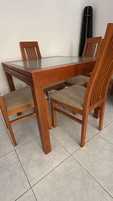 Mesa extensível com 6 cadeiras
