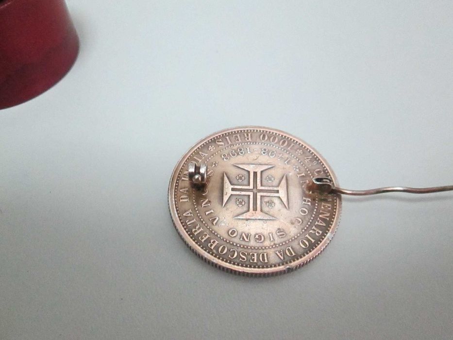 Medalha/pregadeira D. Carlos e D. Amélia