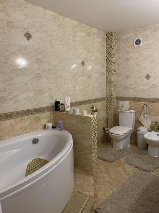 4-к, Івасюка вул., 11, Каскад