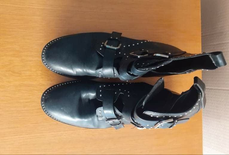 Botas pretas de pele