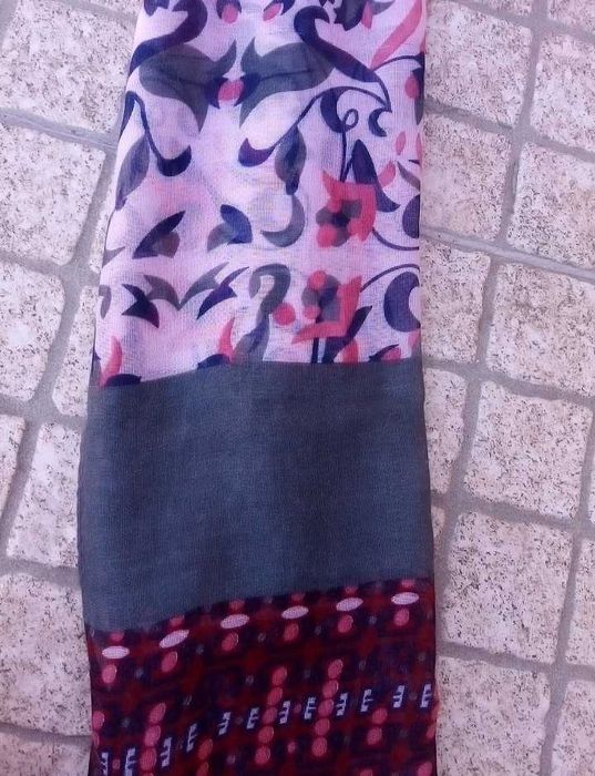 Lenço/Écharpe rosa, vermelha, cinzenta