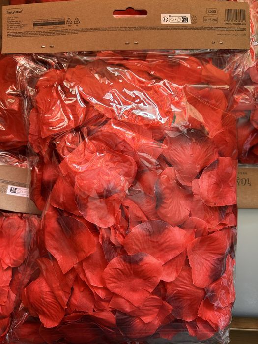 Płatki róż czerwone 4 paczki po 500 sztuk dekoracja na walentynki