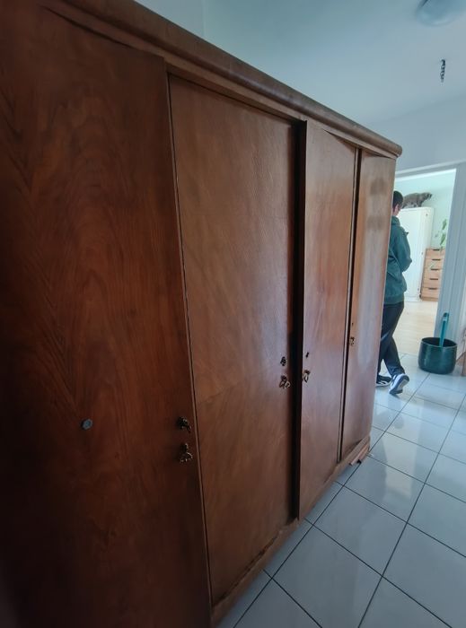 Stara drewniana szafa