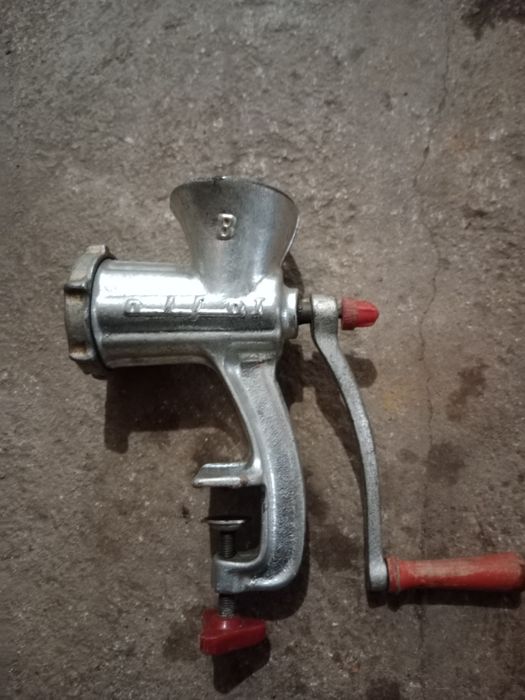 Maszynka do mielenia mięsa z czasów PRL.