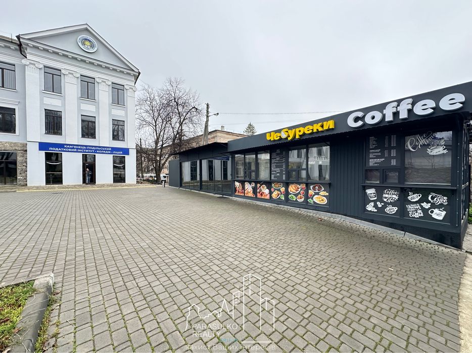 Здам в оренду фасадне приміщення під кафе/фастфуд.