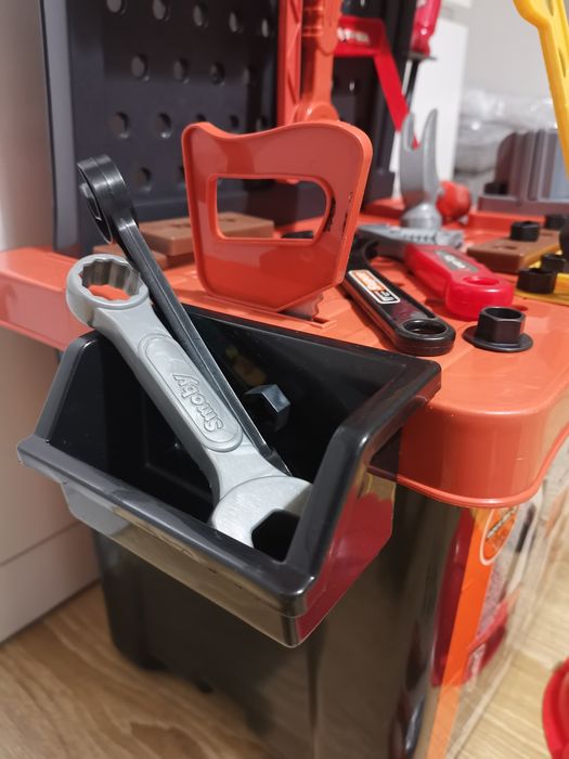 Zestaw majsterkowicza, skrzynia, stół roboczy