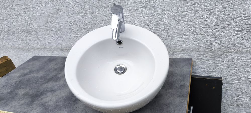 Umywalka łazienkowa z baterią Grohe.