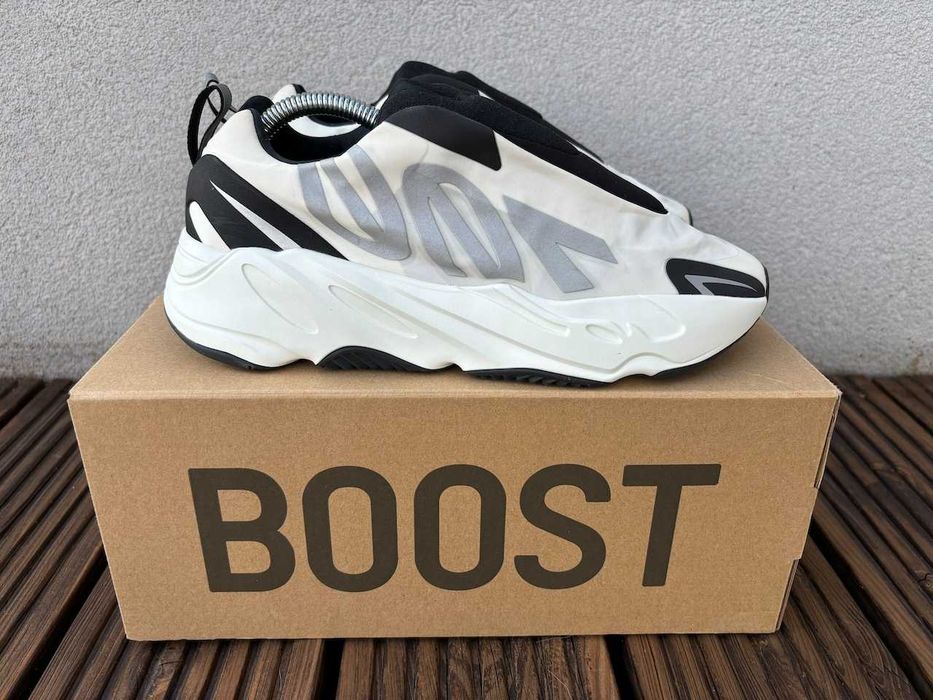 Yeezy Boost 700 MNVN Laceless Analog EUR 42 2/3