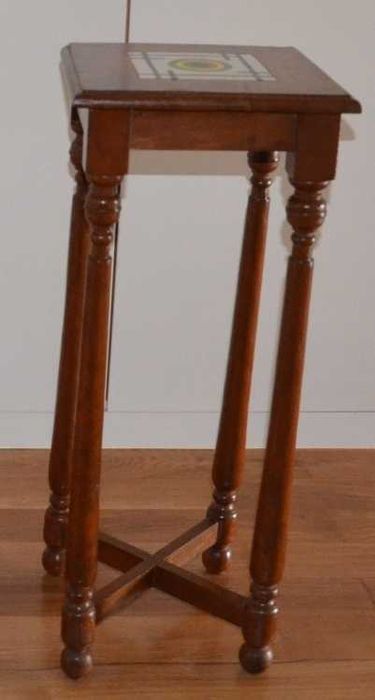 Pedestal em madeira maciça, com azulejo cerâmico