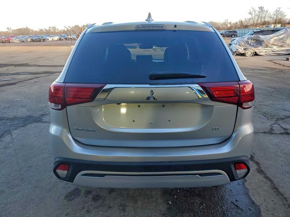 Mitsubishi Outlander SE      2020