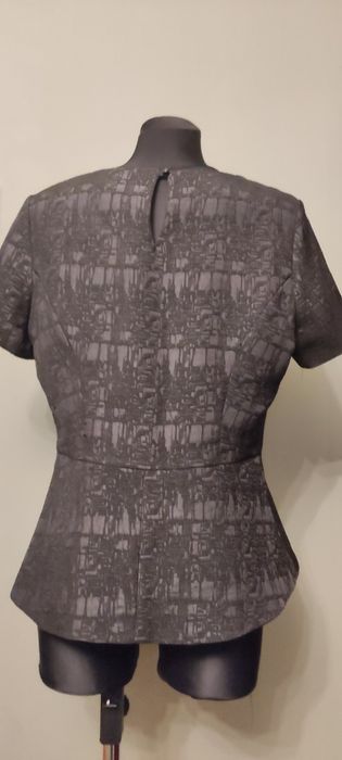Elegancka czarna bluzka o ciekawej fakturze materiału  Betty Jackson