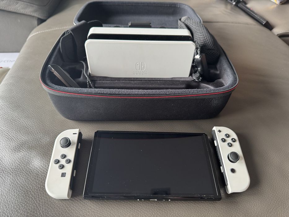 Nintendo Switch + 2 gry