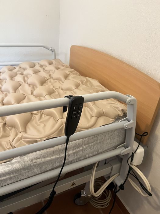 Cama Articulada Elétrica com Grades Laterais