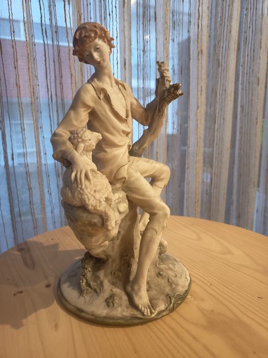 Estatueta em marfinite para colecionador