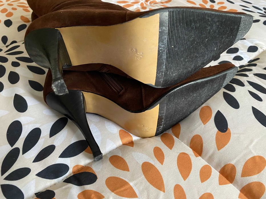 Botas altas, em pele, castanhas escuras, de salto alto e fino