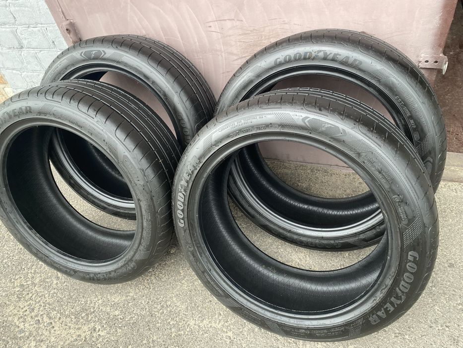 235/45/19 Good year asymmetric 5