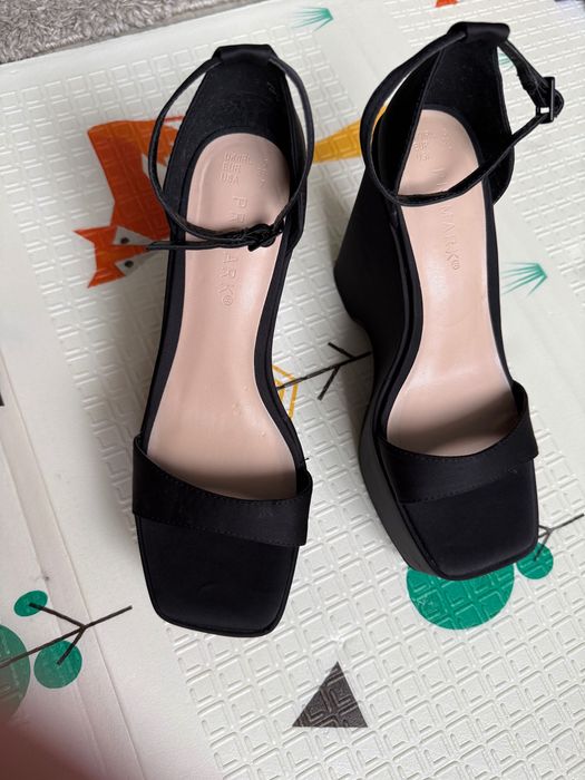 Босоніжки чорні на платформі 38 розмір сатин