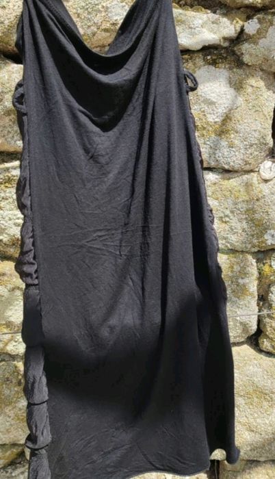 Vestido cai cai preto com folhos