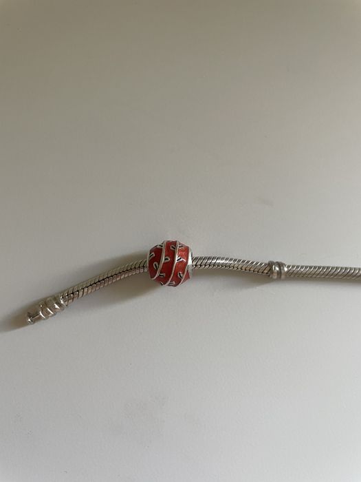 Pandora conta vermelha com folhas