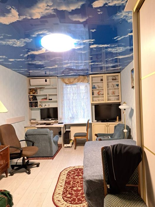 Частина будинку біля зупинки можна з котом