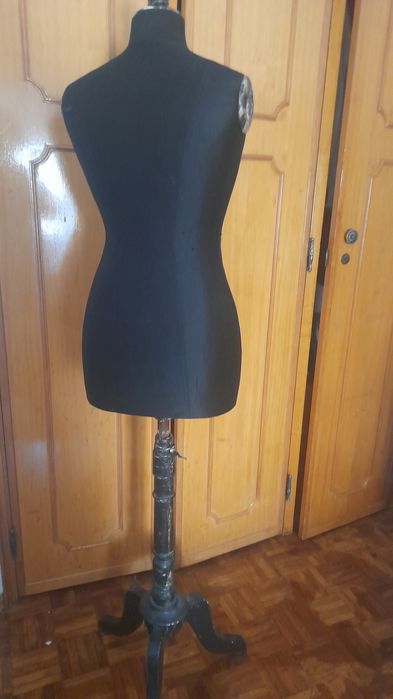 A venda manequim usado em bom estado.