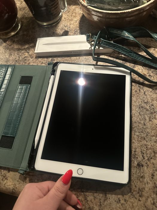 Tablet iPad Apple Retina 10” Pro —-256gb — PROCREATE