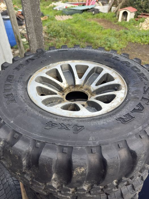 Jantes com pneus terrano e pajero